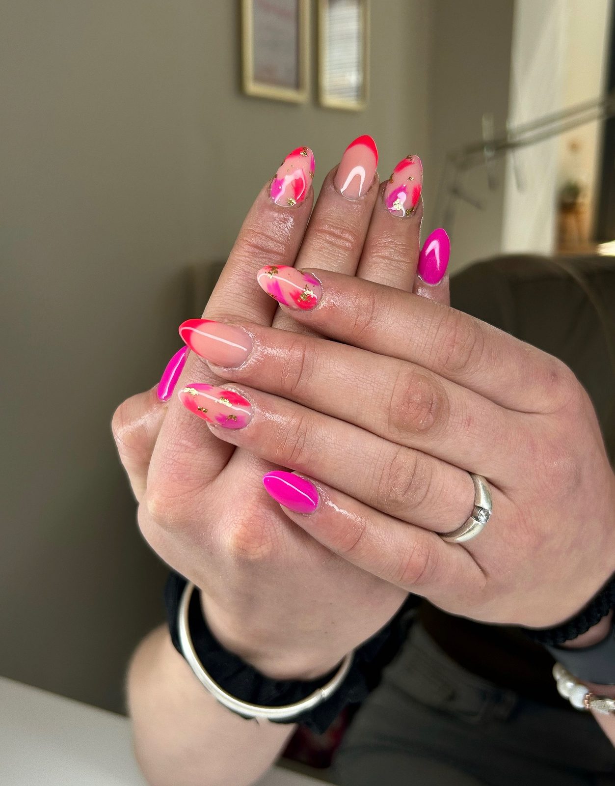 Roze en oranje nail art op amandelnagels