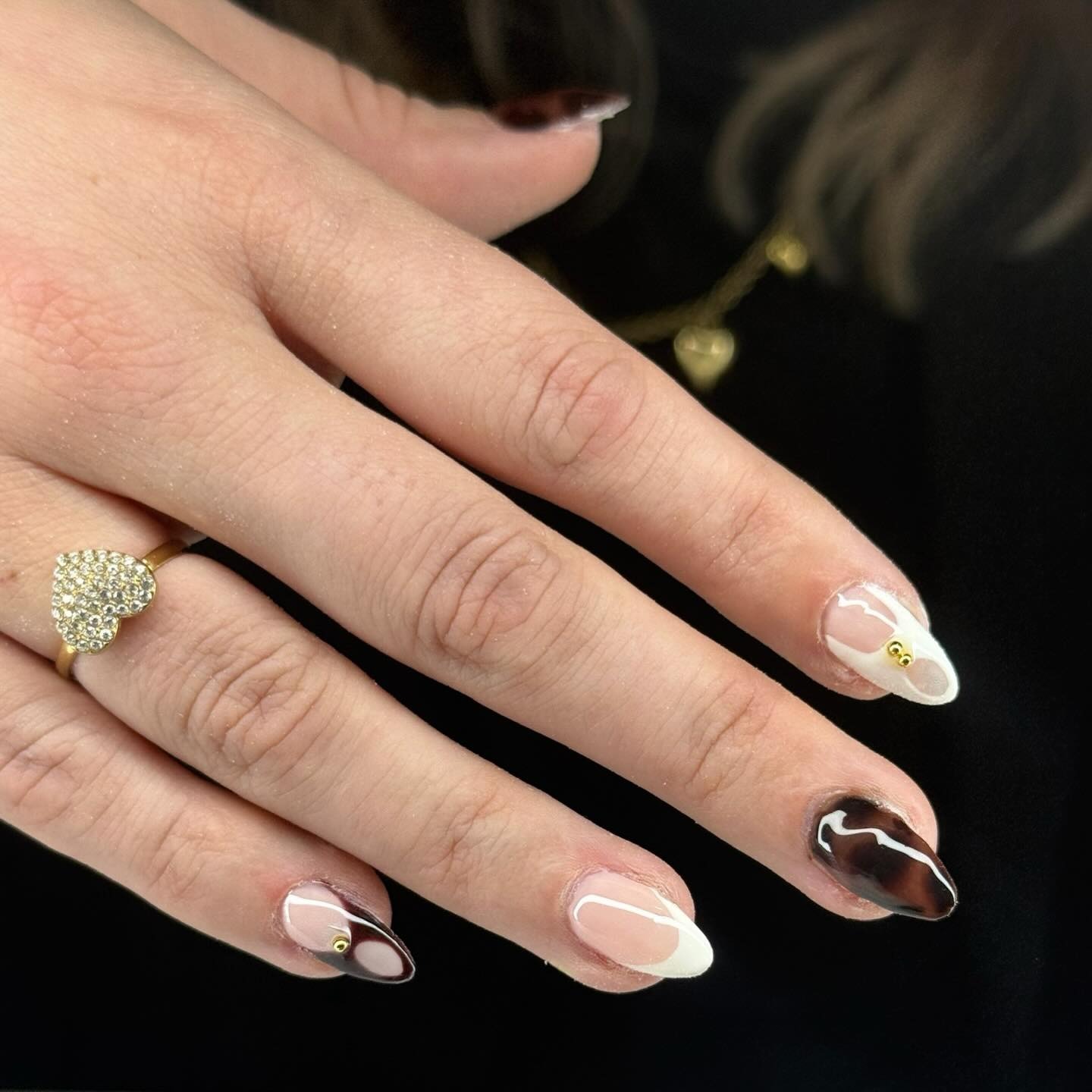 Gel-X set met nail art in wit, zwart en goud