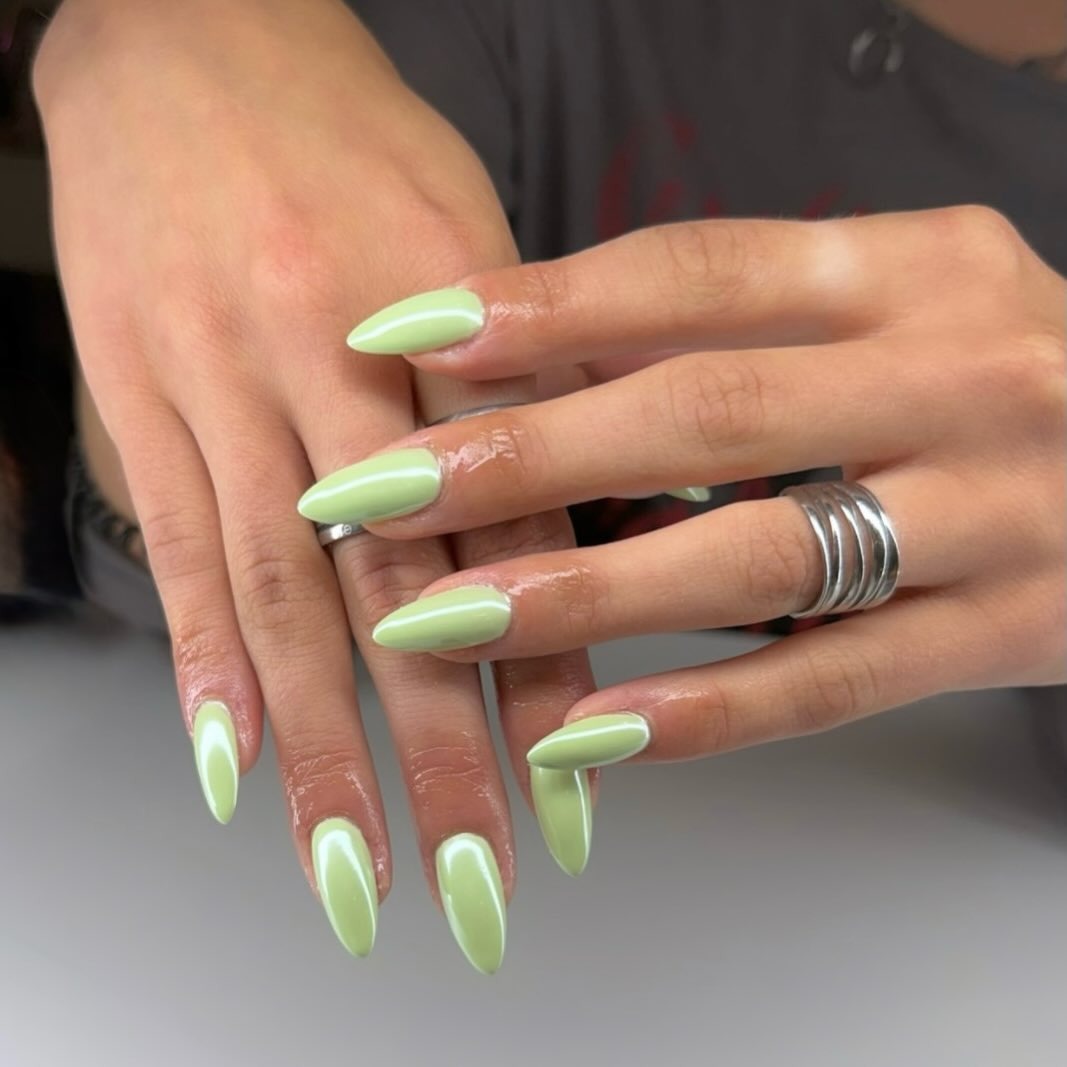 Pistachegroene chrome nagels