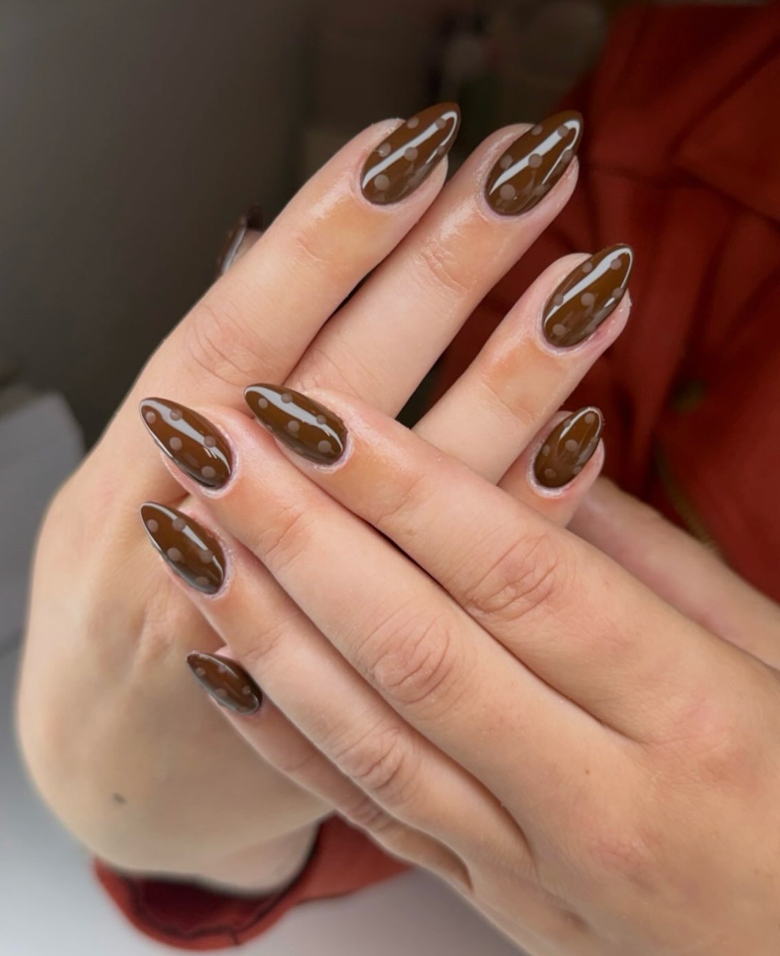 Glanzende bruine amandelnagels