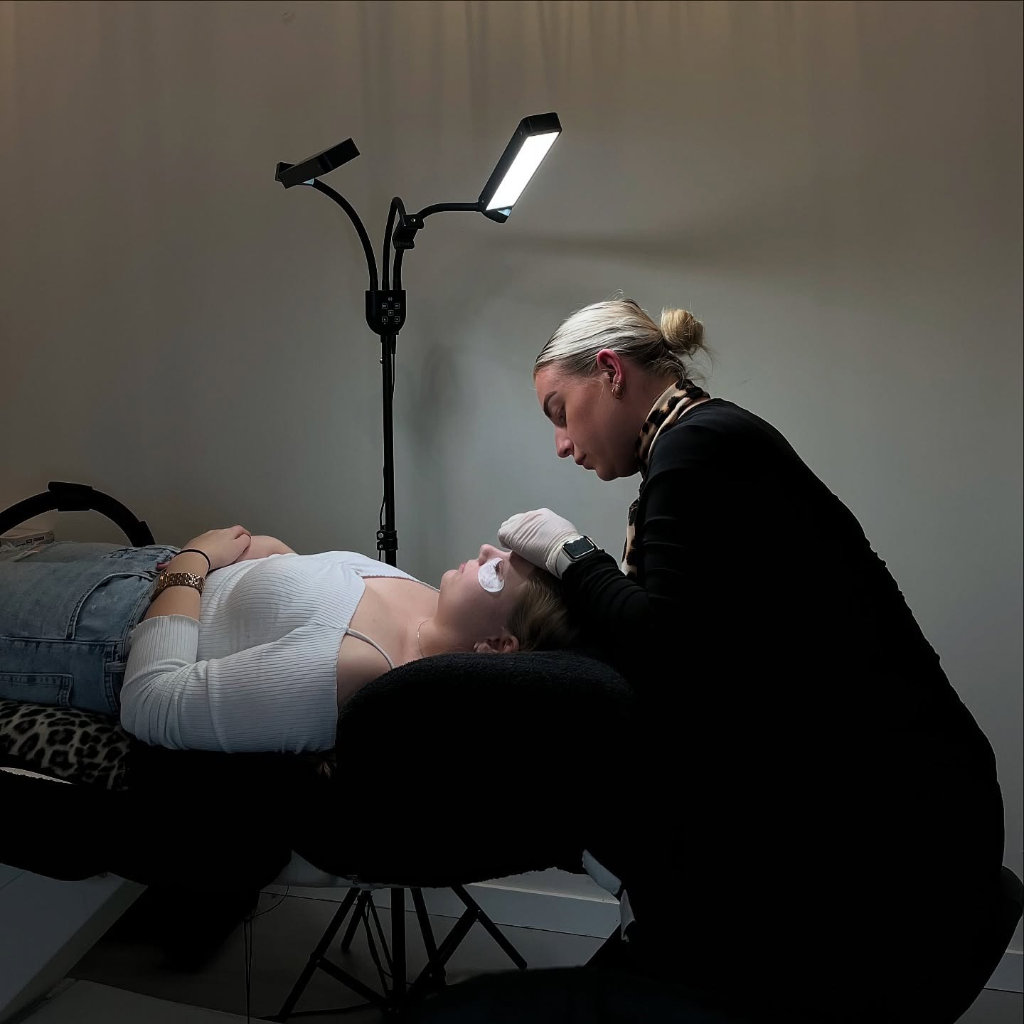 Aan het werk bij een lashbehandeling, onder de ringlamp in de studio
